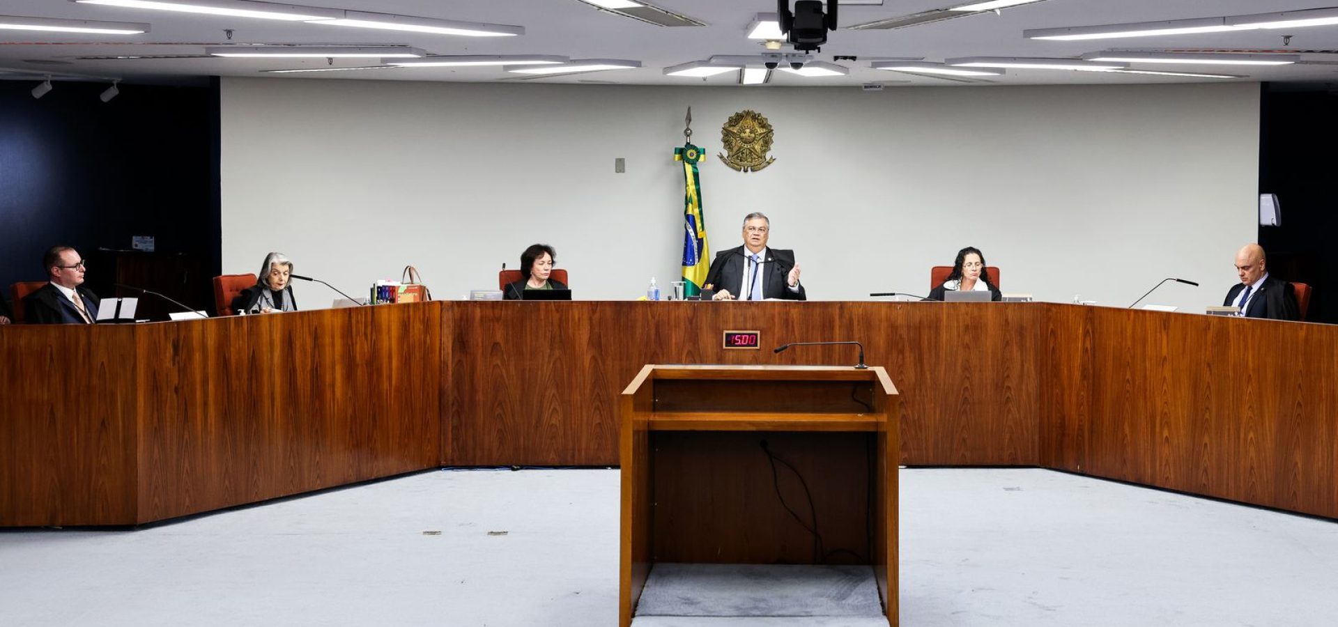 Dino e Moraes defendem rediscutir dispensa de diploma para jornalista