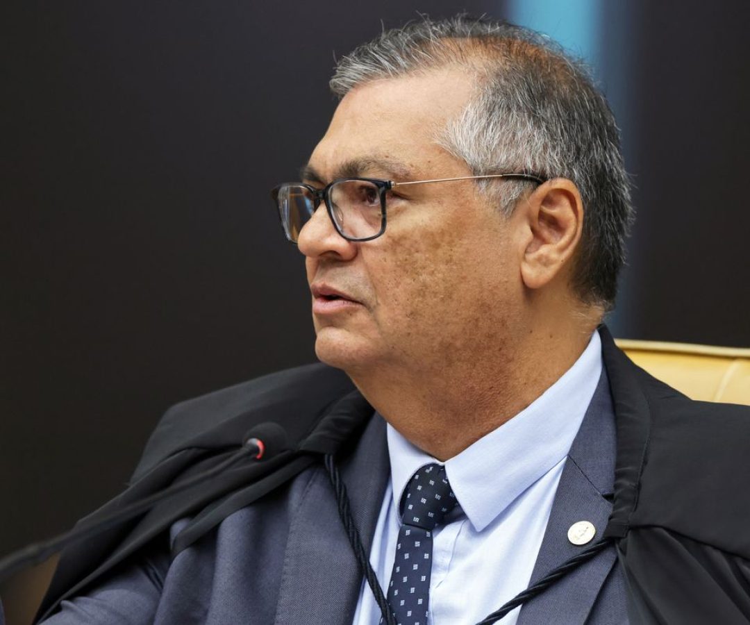 Dino vota por afastar Lei da Anistia para crimes permanentes