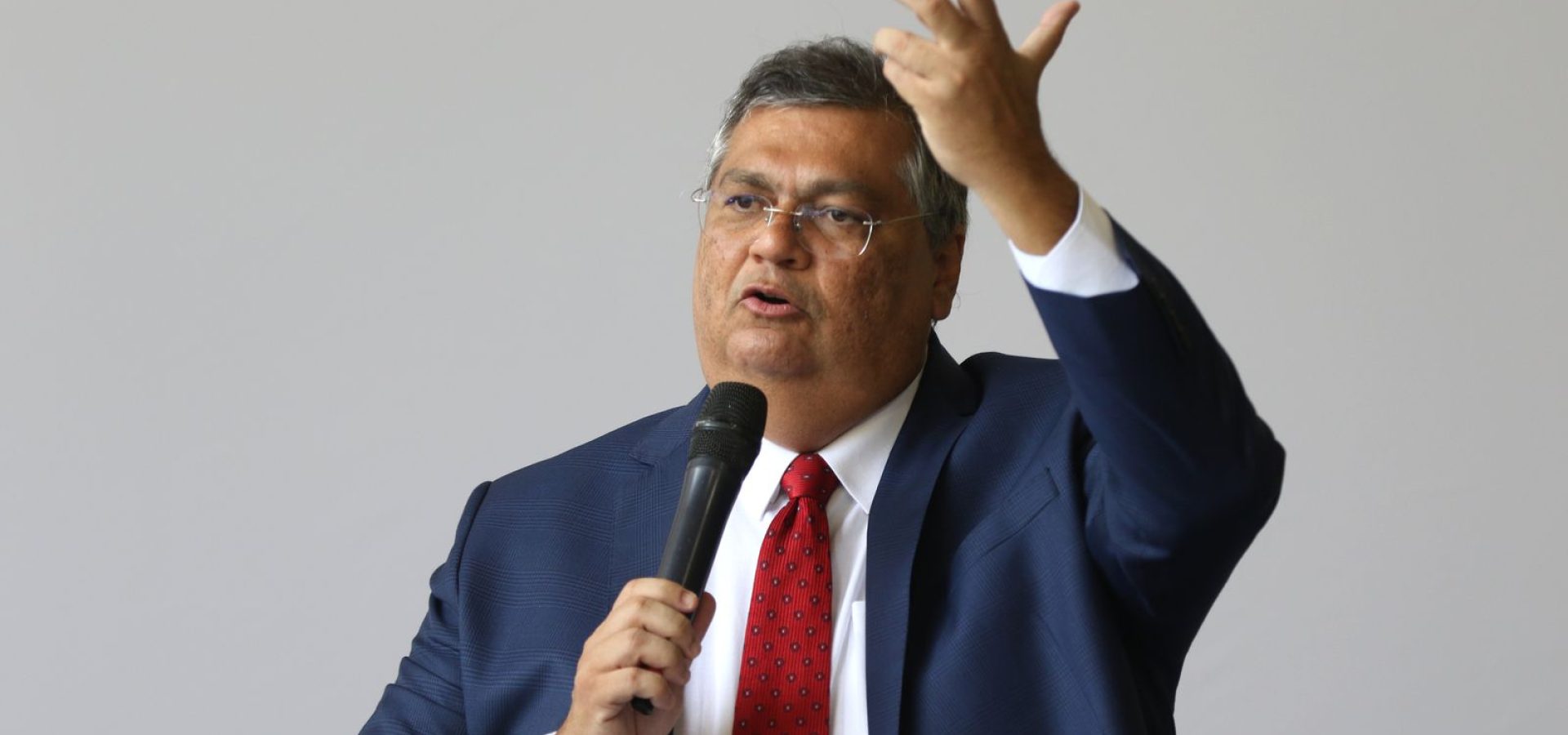 Dino bloqueia R$ 119 milhões de Valdemar por suspeitas em emendas